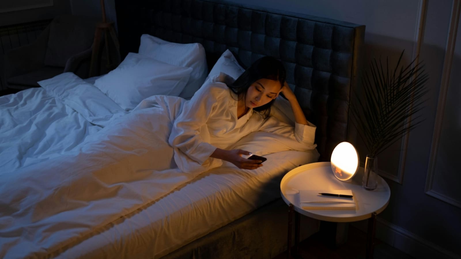 Doomscrolling at night could be ageing you faster, warns neurologist